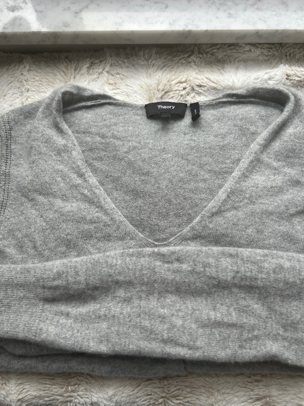 Theory 100% Cashmere V-Neck Sweater in Light Gray Size Small